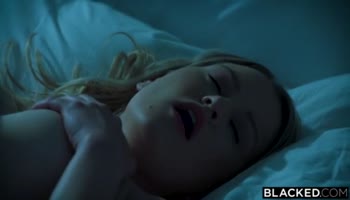 Populiariausiame Sex vaizdo įraše įžangoje matysite plikos prostitutės krūtų masažą